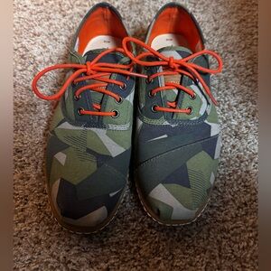 Men’s Camouflage Toms size 10 Lace-Up Shoes